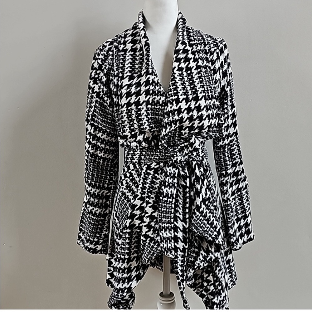 Fashion Nova Black and White Houndstooth Wrap around Coat